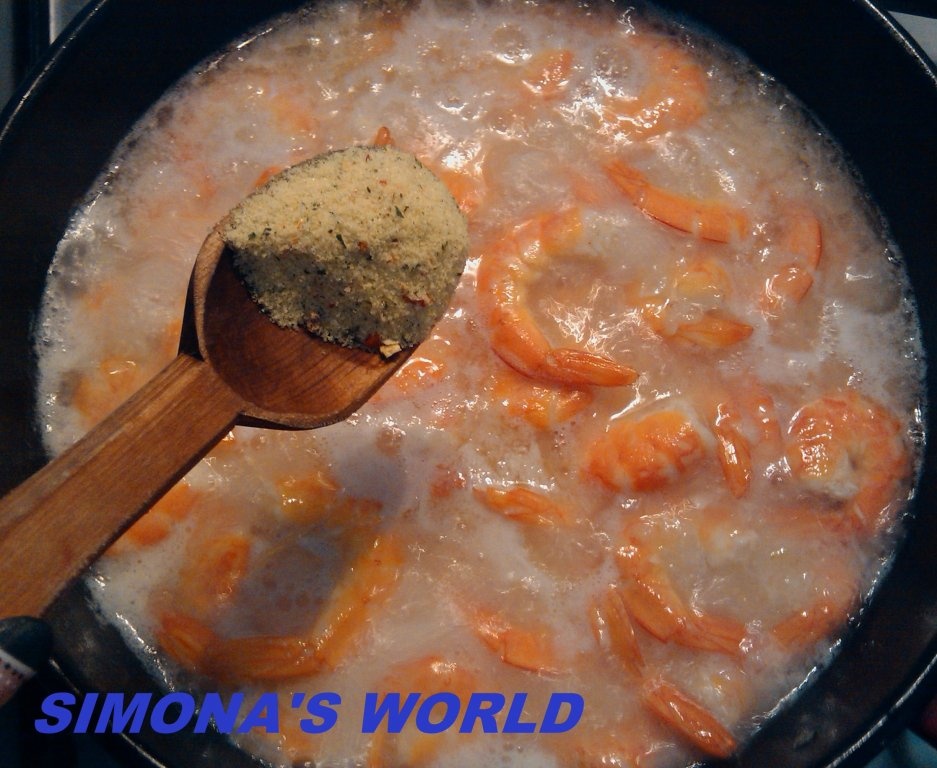 Creveti nedecorticati in sos de vin si usturoi