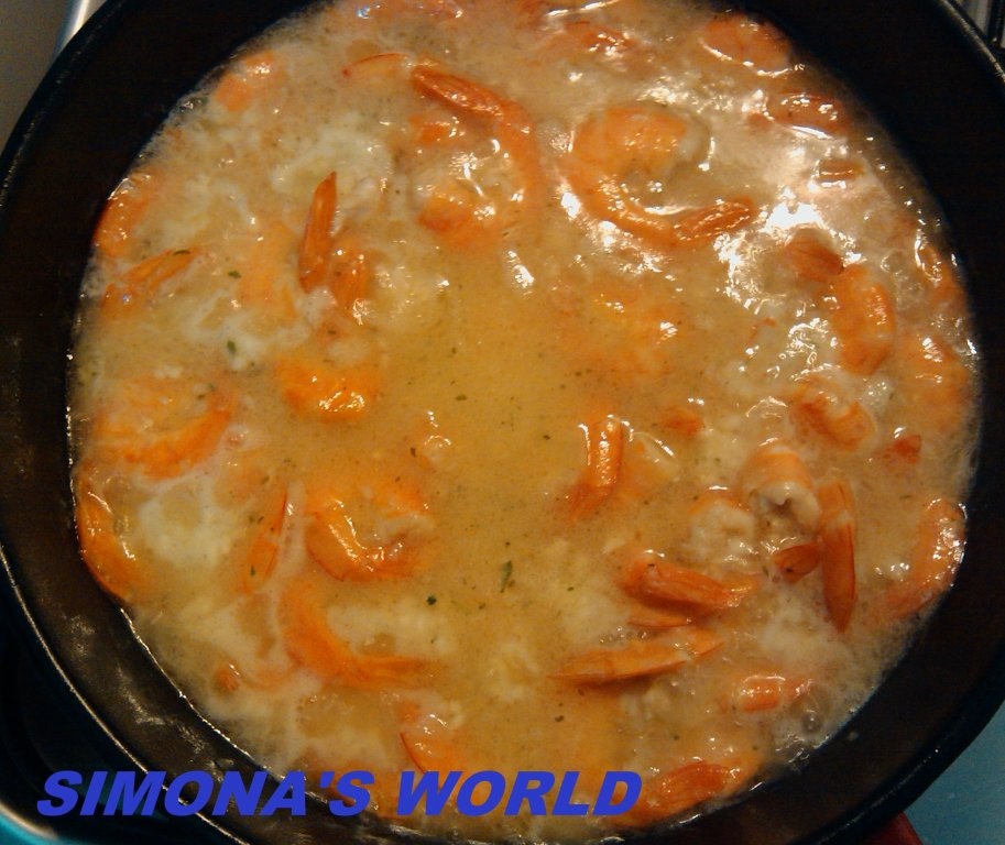 Creveti nedecorticati in sos de vin si usturoi