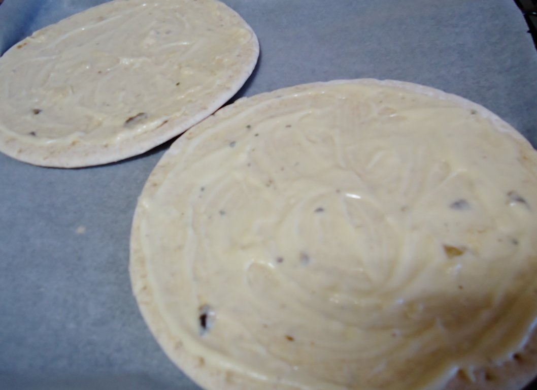 Pizza cu sos de ciuperci si crema de branza