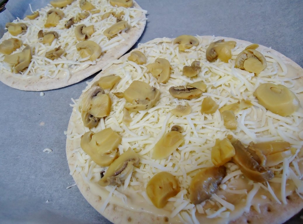 Pizza cu sos de ciuperci si crema de branza