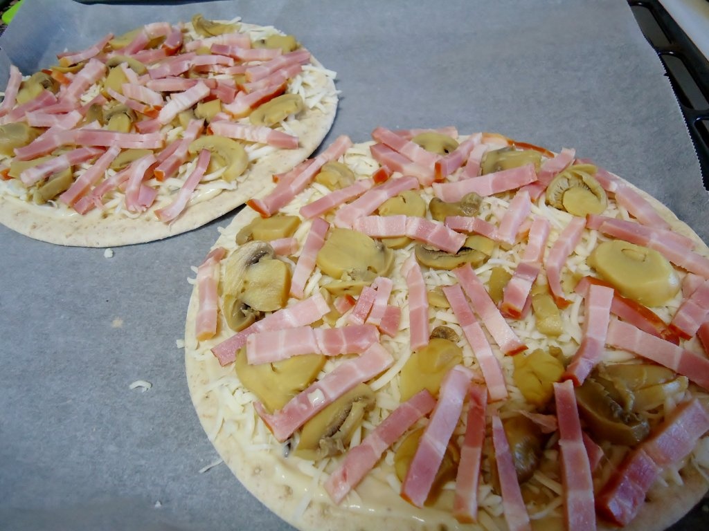 Pizza cu sos de ciuperci si crema de branza