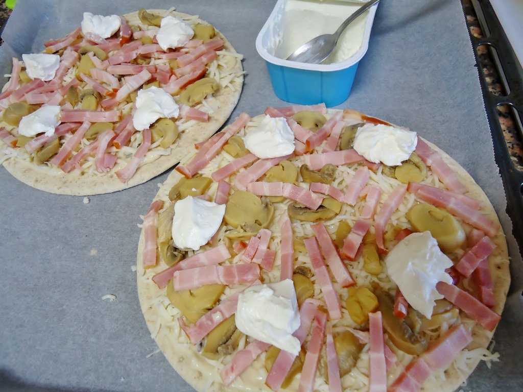 Pizza cu sos de ciuperci si crema de branza