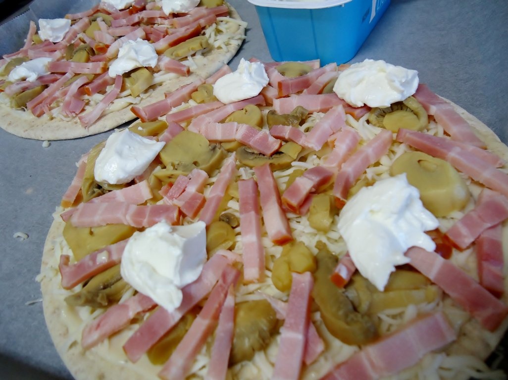 Pizza cu sos de ciuperci si crema de branza