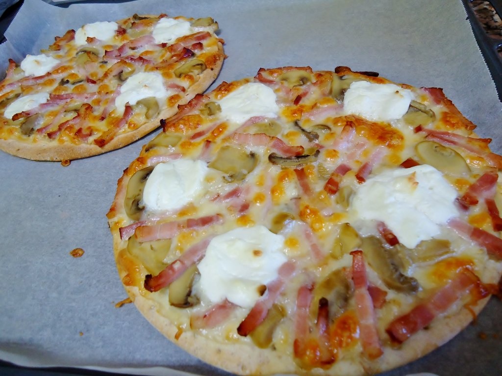 Pizza cu sos de ciuperci si crema de branza