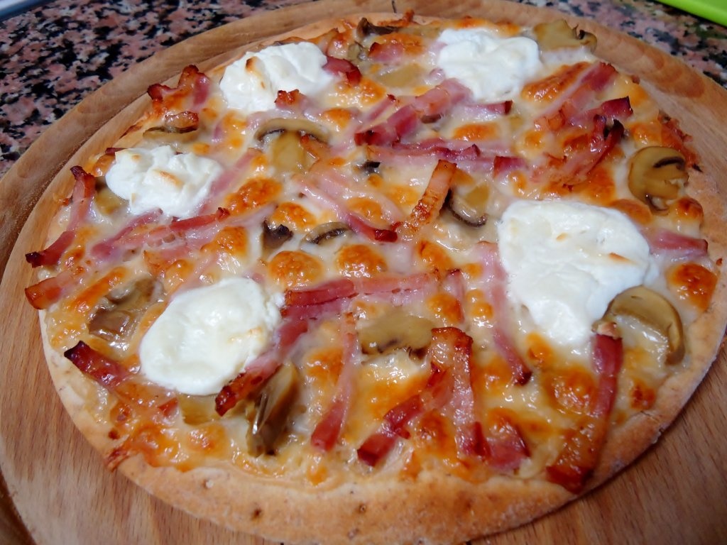 Pizza cu sos de ciuperci si crema de branza
