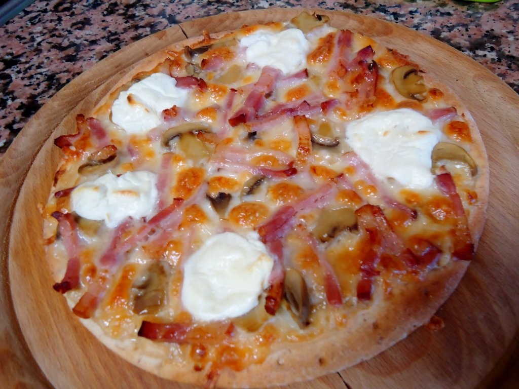 Pizza cu sos de ciuperci si crema de branza