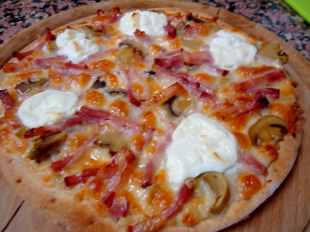 Pizza cu sos de ciuperci si crema de branza
