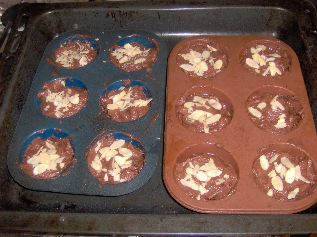 Muffins cu ciocolata, migdale si sirop de ciocolata