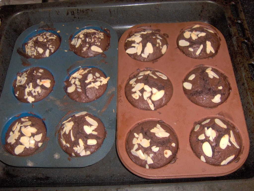 Muffins cu ciocolata, migdale si sirop de ciocolata