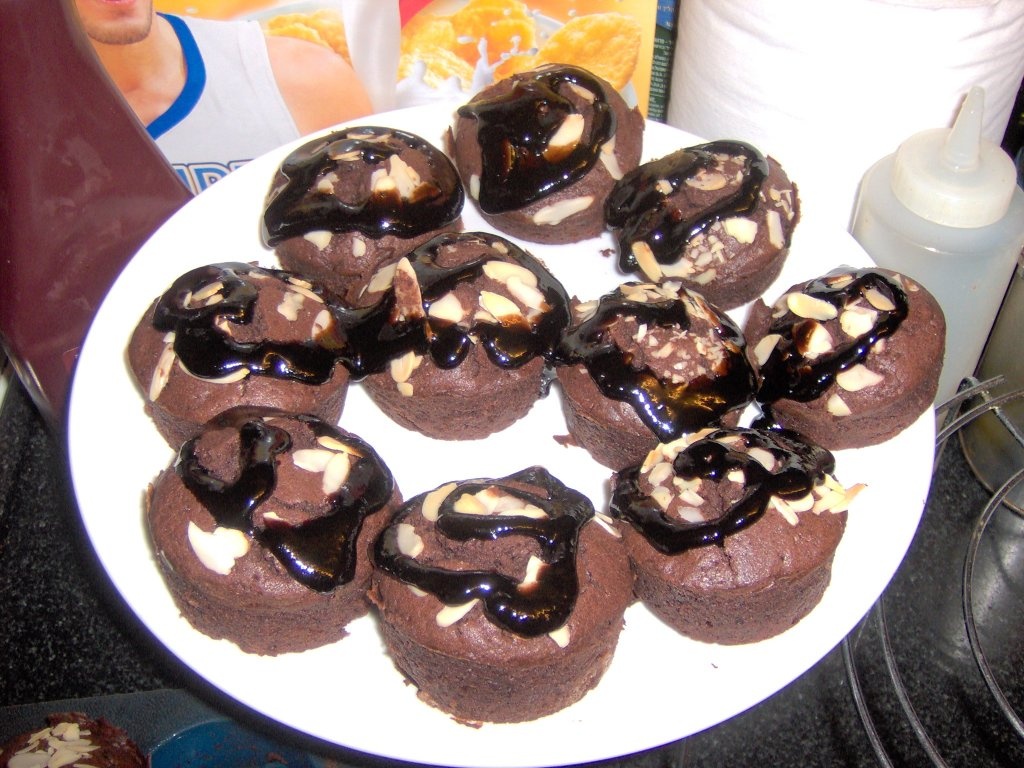 Muffins cu ciocolata, migdale si sirop de ciocolata