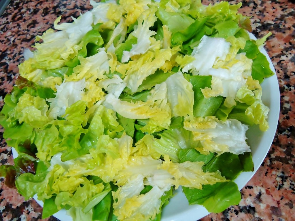 Salata cu bacon crocant si cascaval