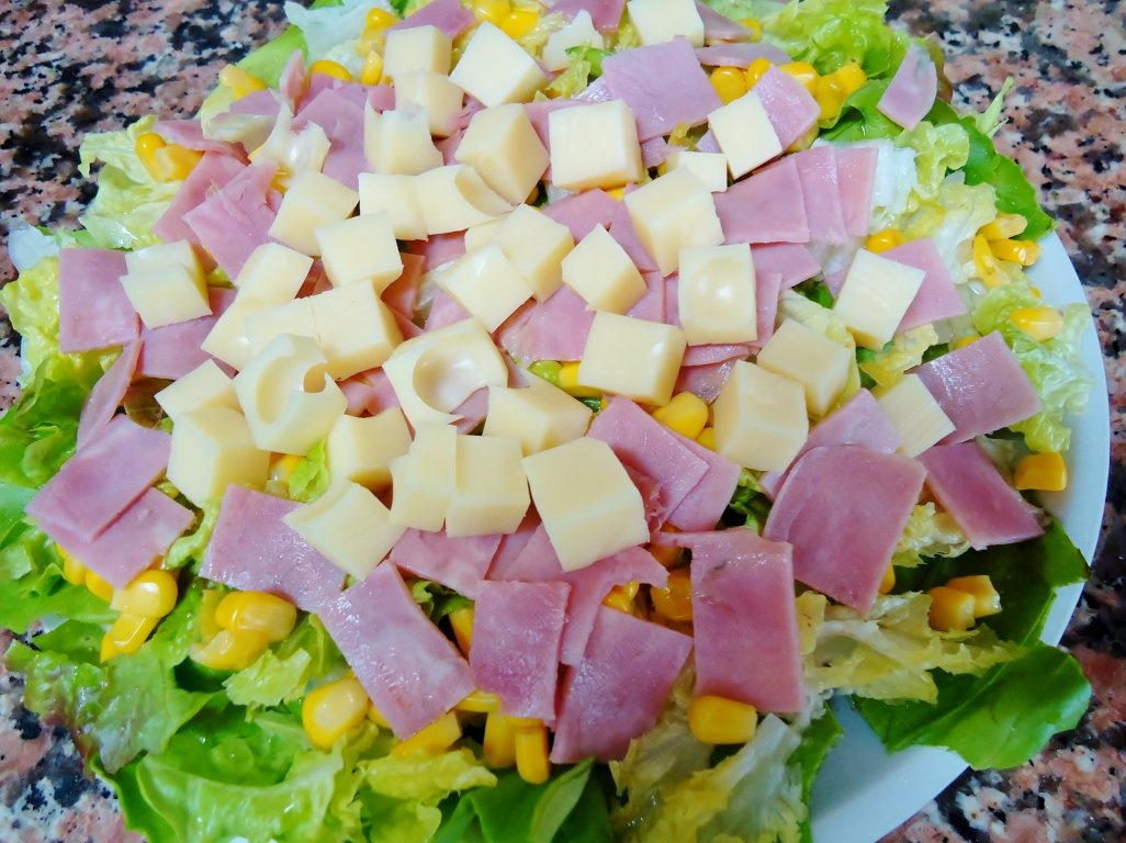 Salata cu bacon crocant si cascaval
