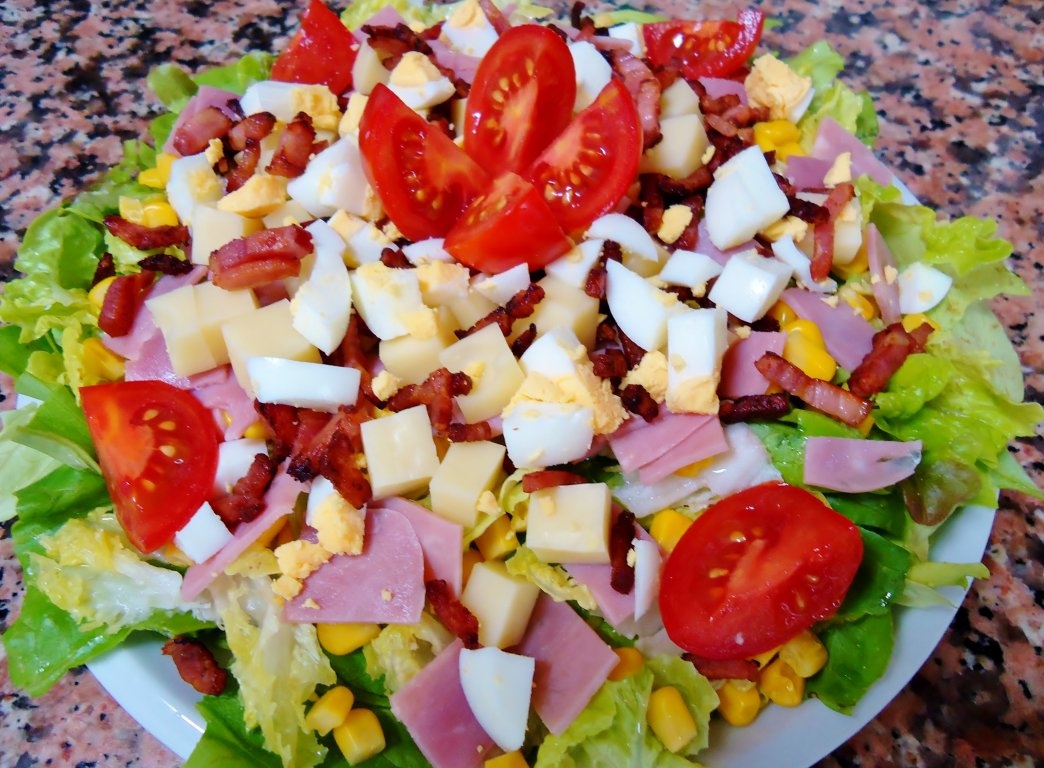 Salata cu bacon crocant si cascaval