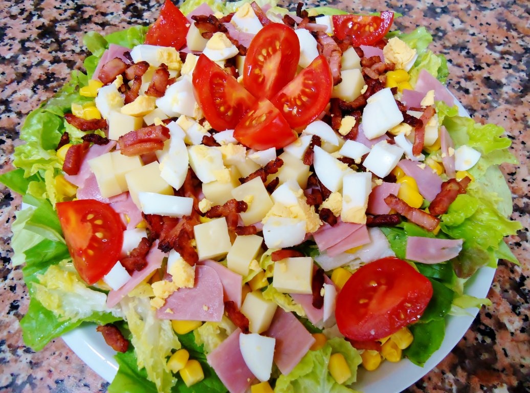 Salata cu bacon crocant si cascaval