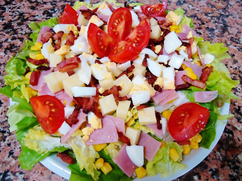 Salata cu bacon crocant si cascaval