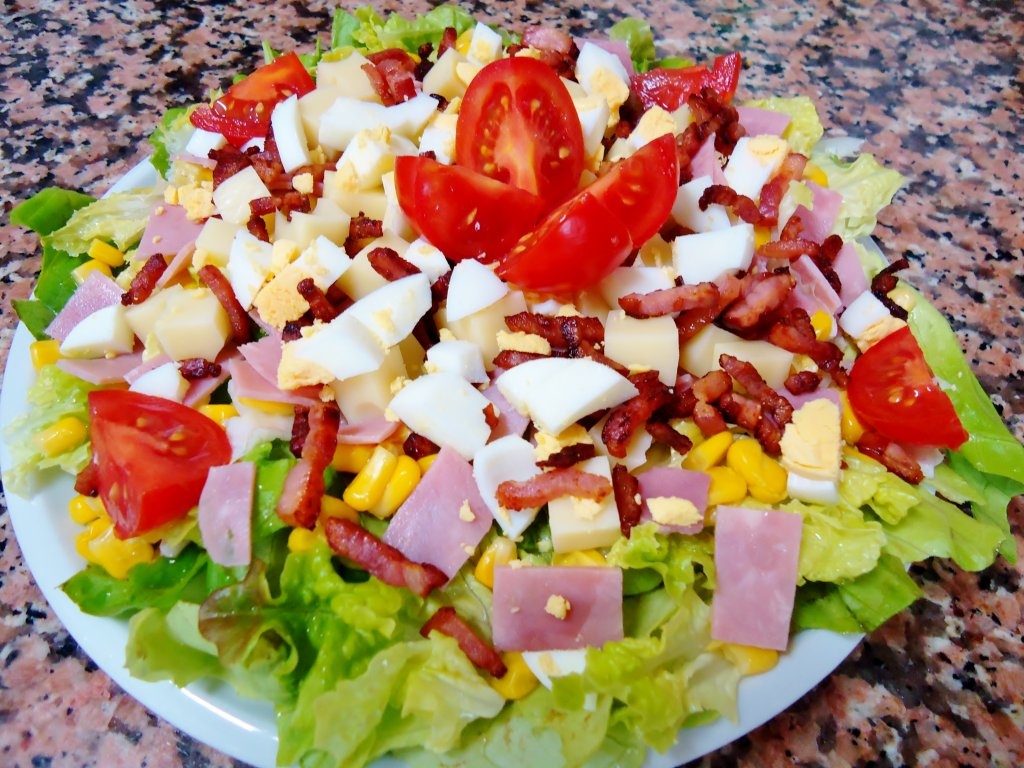 Salata cu bacon crocant si cascaval