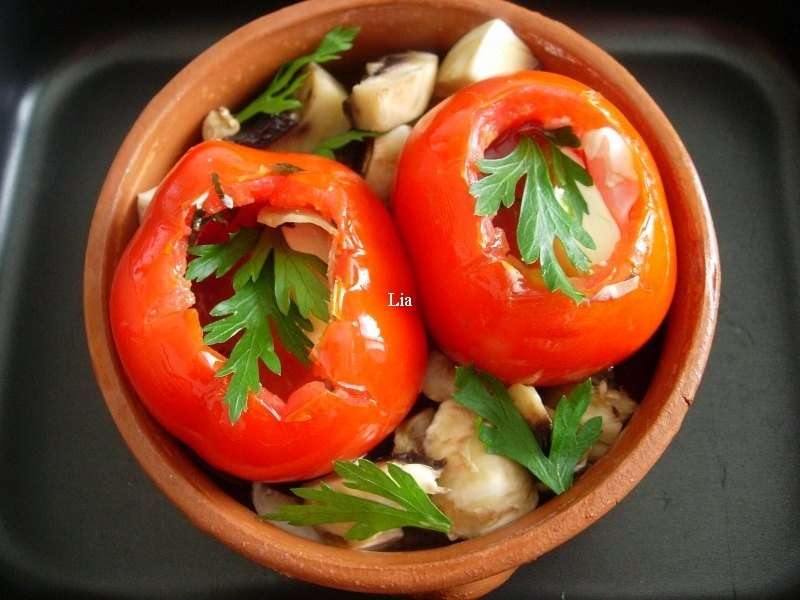 Rosii surpriza, in vas de lut