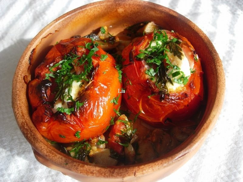 Rosii surpriza, in vas de lut