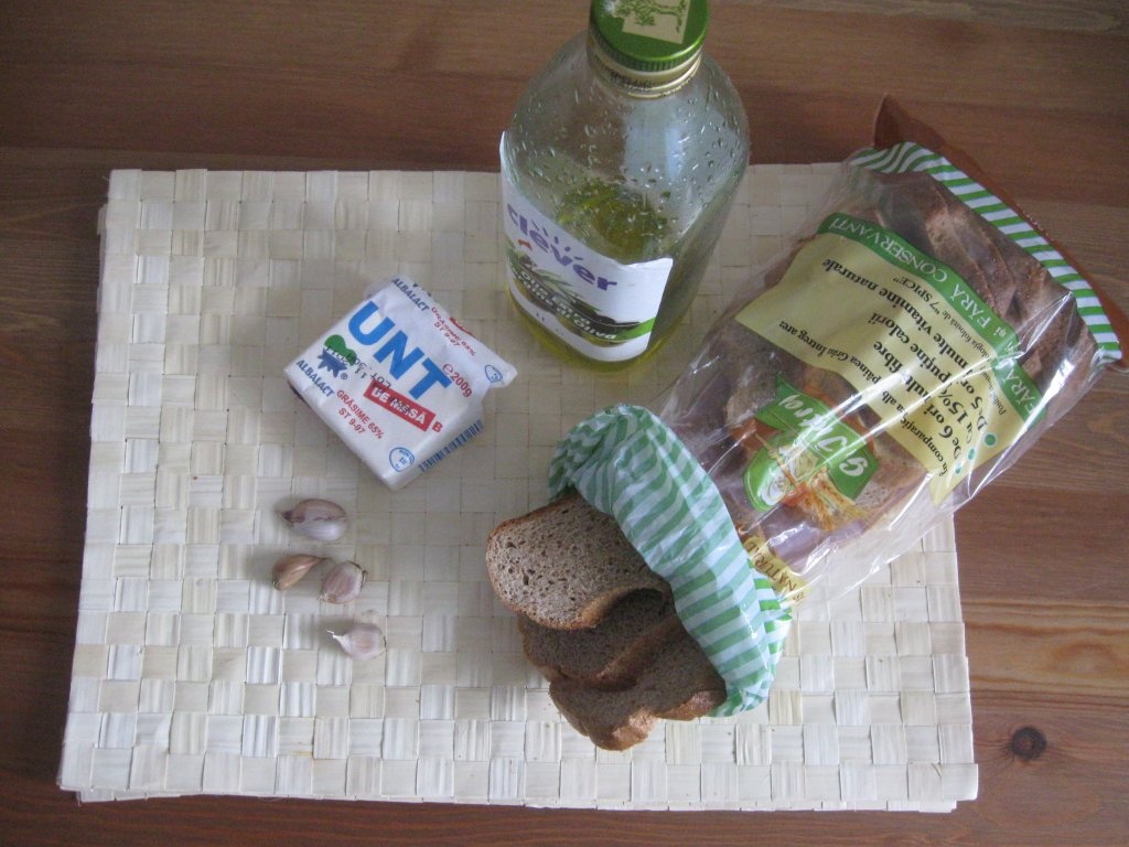 Paine prajita cu usturoi