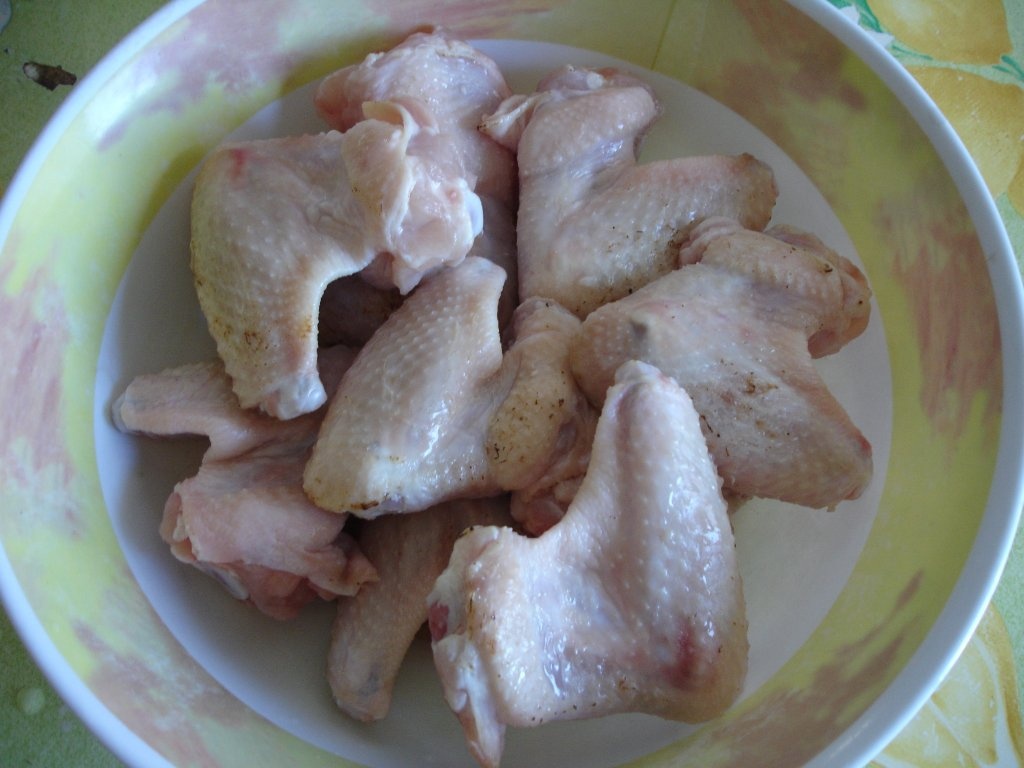 Aripioare de pui pane si cartofi la cuptor