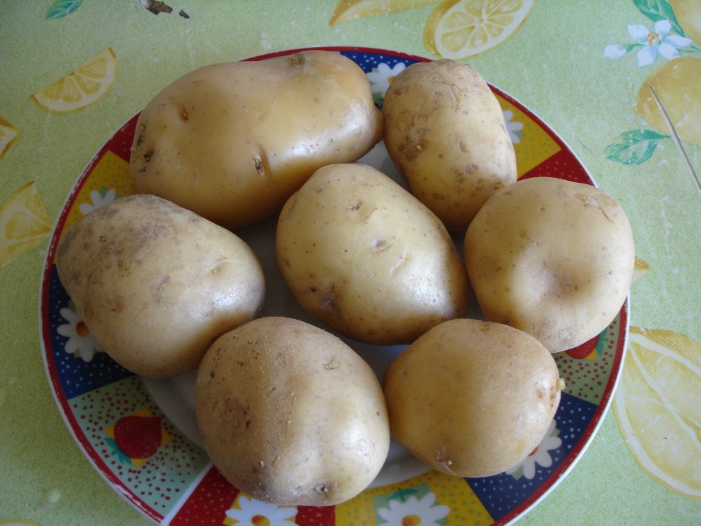 Aripioare de pui pane si cartofi la cuptor