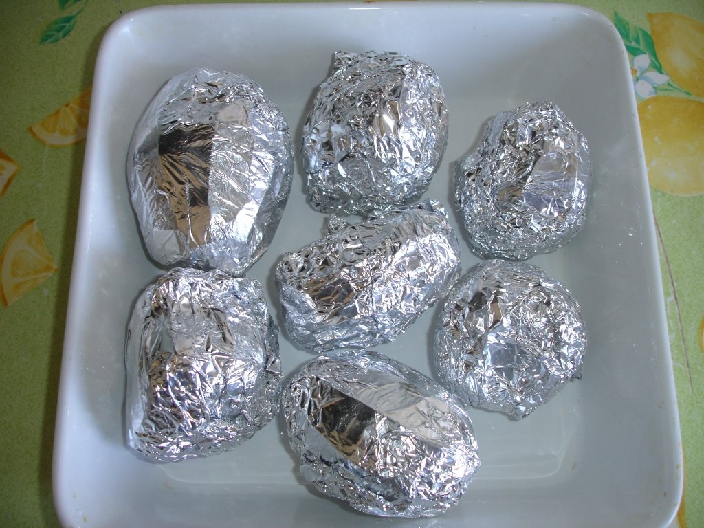 Aripioare de pui pane si cartofi la cuptor