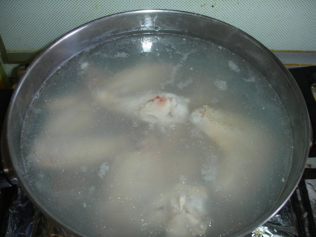 Aripioare de pui pane si cartofi la cuptor