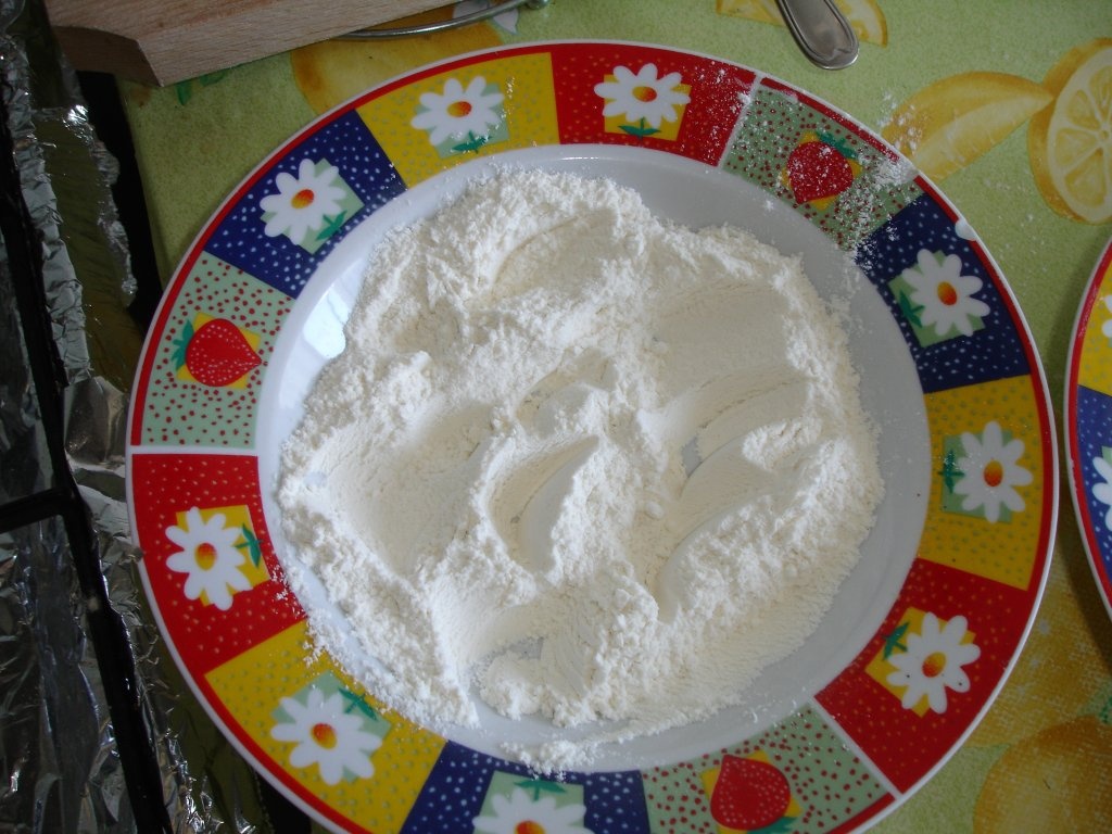 Aripioare de pui pane si cartofi la cuptor