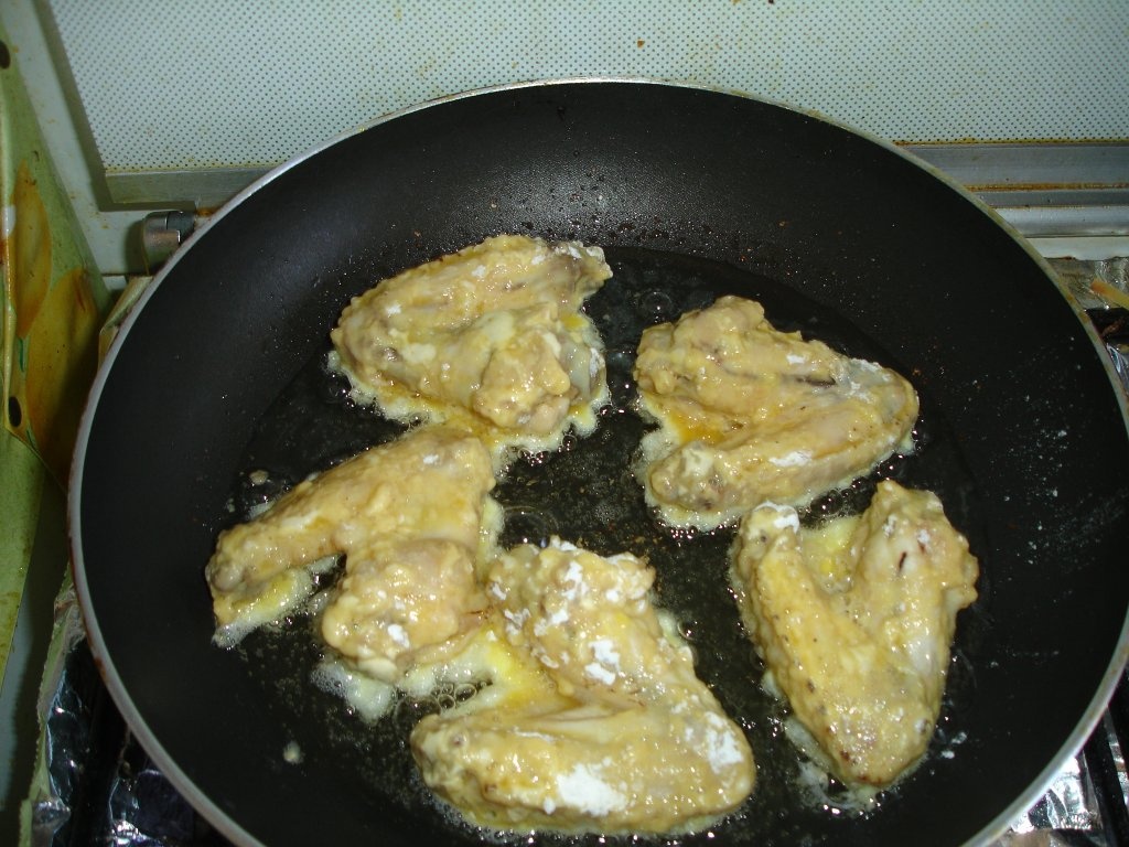 Aripioare de pui pane si cartofi la cuptor