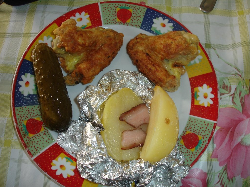 Aripioare de pui pane si cartofi la cuptor