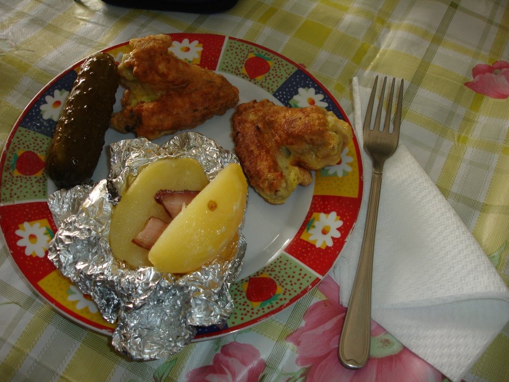 Aripioare de pui pane si cartofi la cuptor