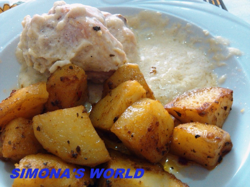 Pui in sos de smantana cu cartofi condimentati
