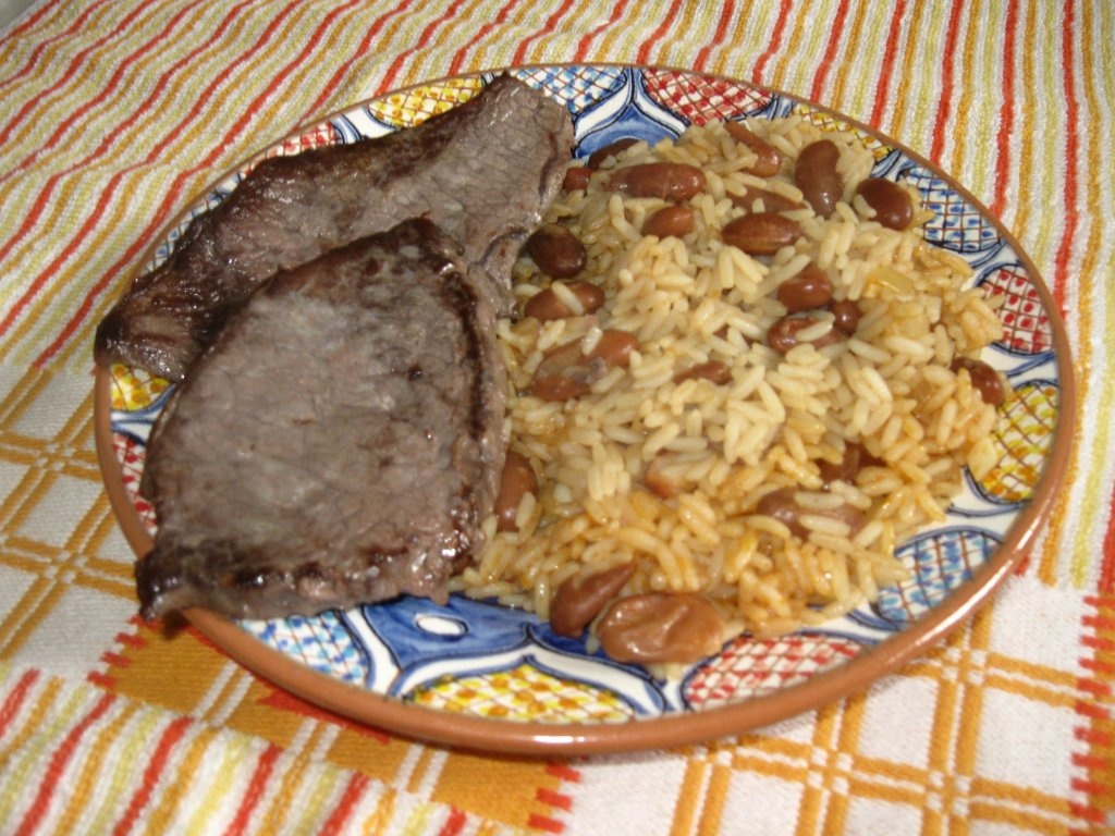 File de vita cu orez (bife com aroz de feijao)