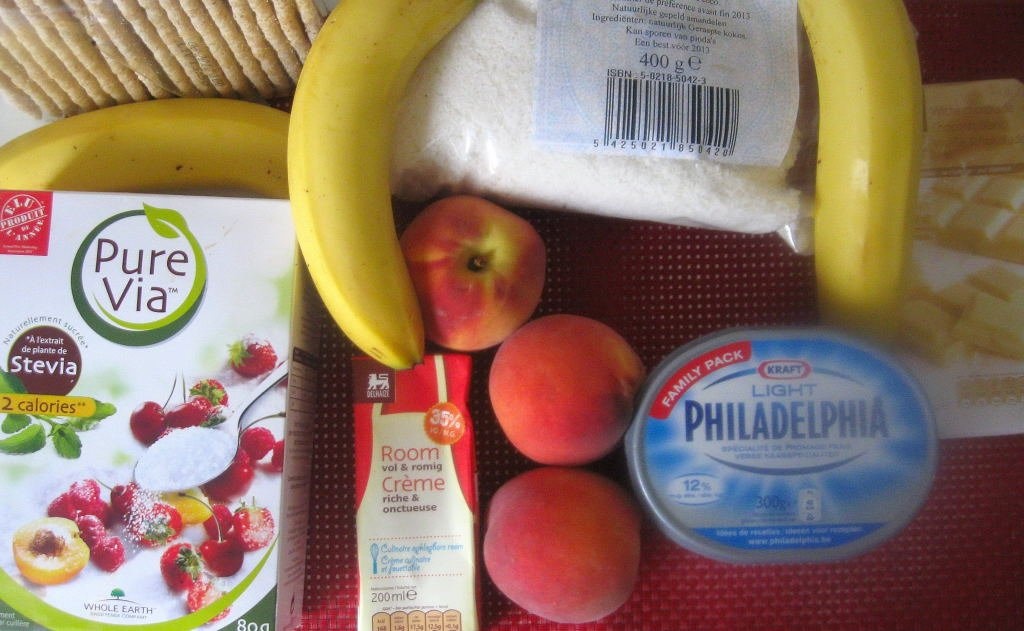 Cheesecake light cu banane, piersici si zmeura