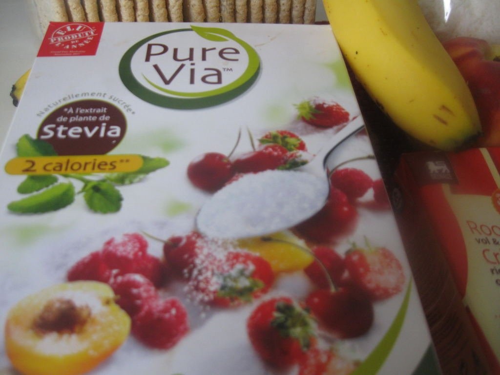 Cheesecake light cu banane, piersici si zmeura