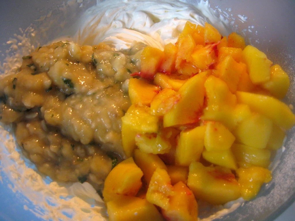 Cheesecake light cu banane, piersici si zmeura