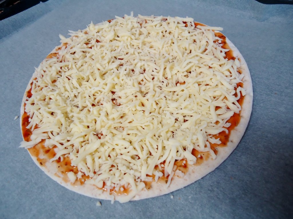 Pizza cu porumb si oua de prepelita