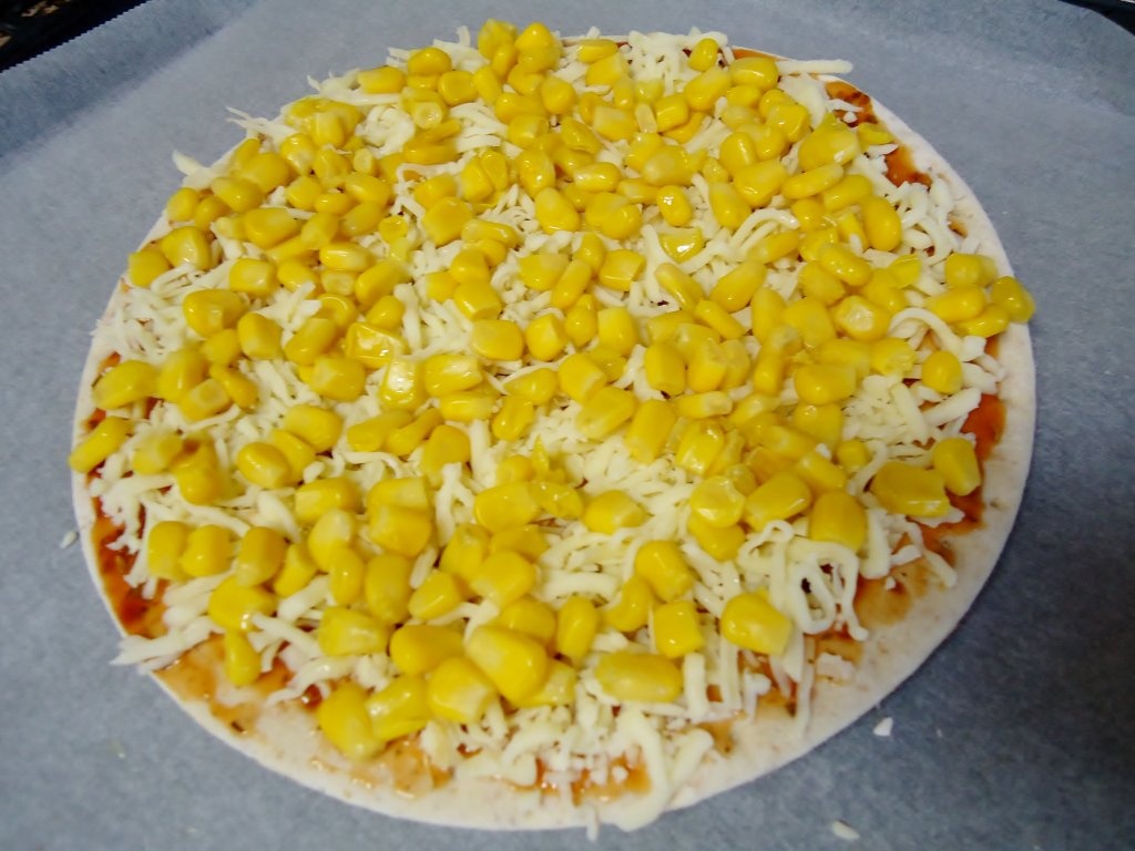 Pizza cu porumb si oua de prepelita