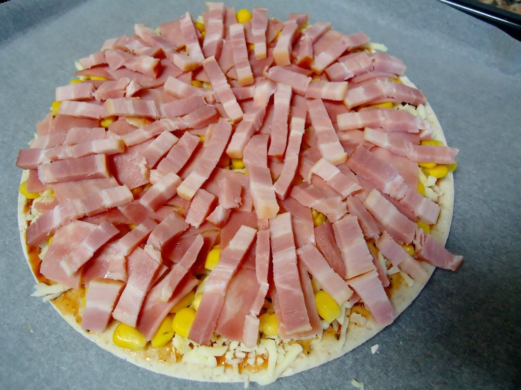 Pizza cu porumb si oua de prepelita