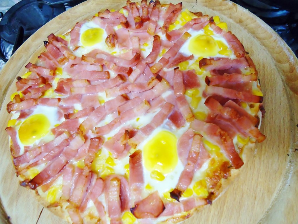 Pizza cu porumb si oua de prepelita