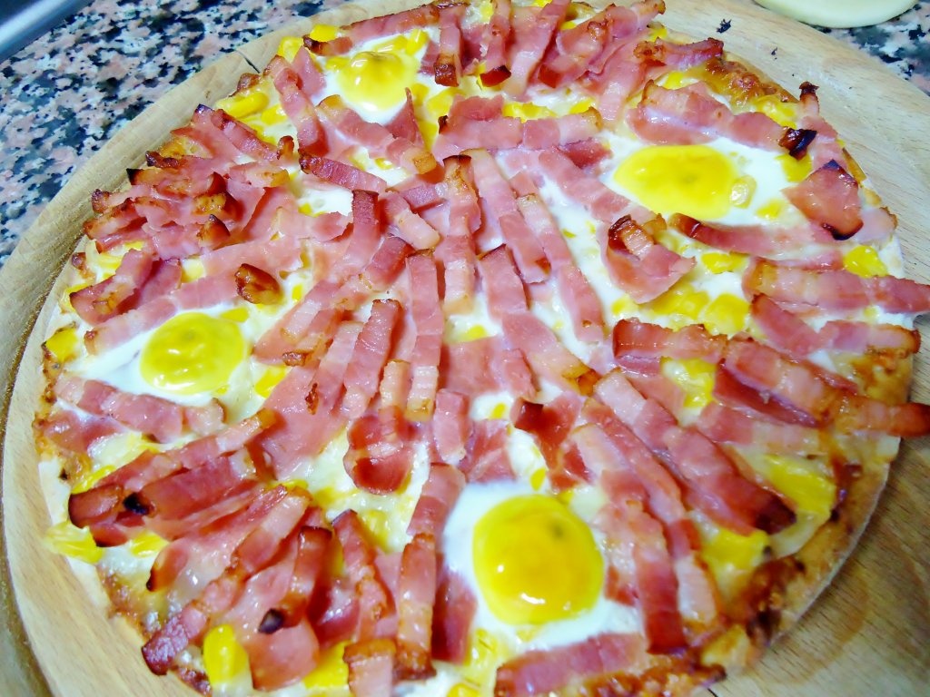 Pizza cu porumb si oua de prepelita