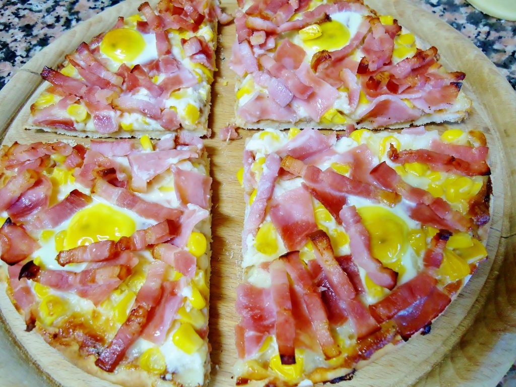 Pizza cu porumb si oua de prepelita