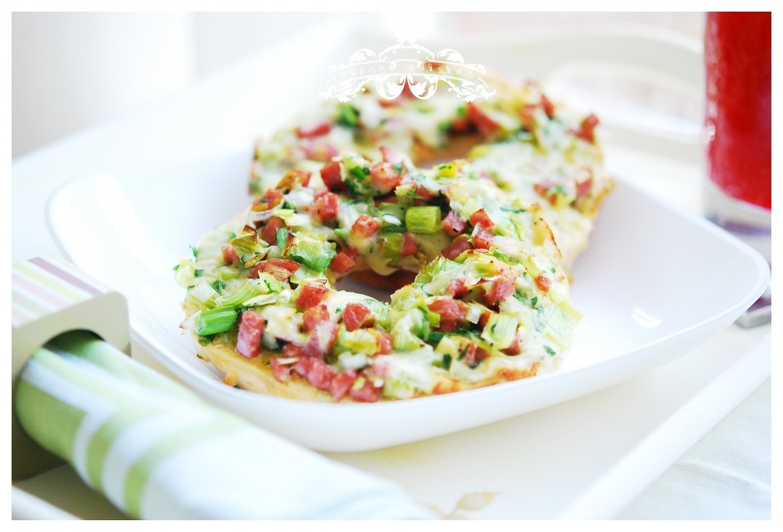 Bagels cu praz, sunca si branza