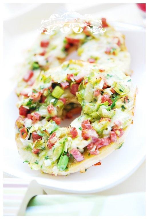 Bagels cu praz, sunca si branza