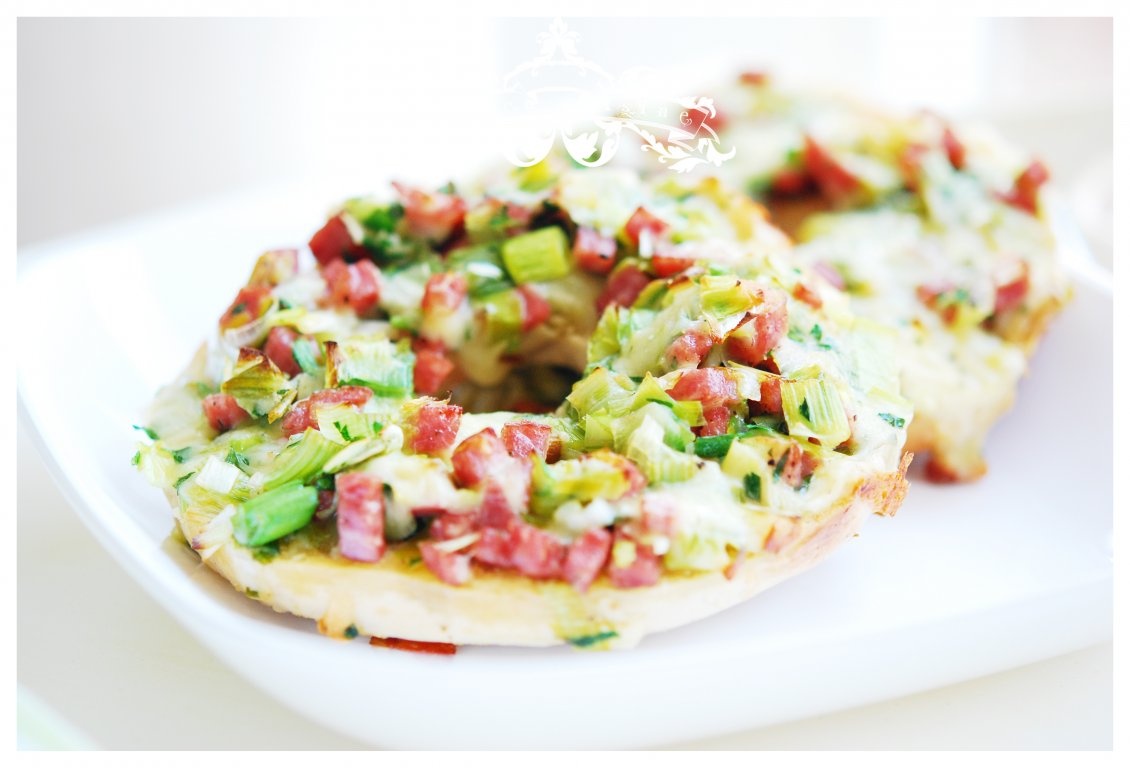 Bagels cu praz, sunca si branza