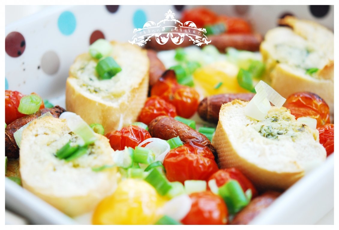 Mic dejun englezesc - oua cu carnaciori si rosii