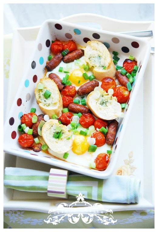 Mic dejun englezesc - oua cu carnaciori si rosii