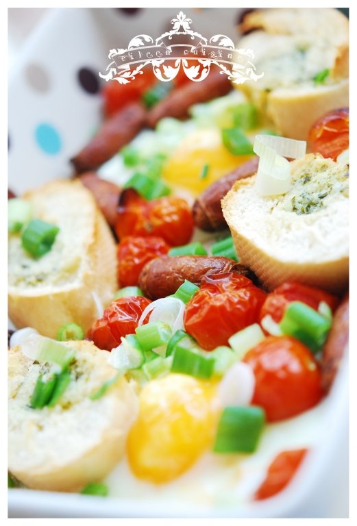 Mic dejun englezesc - oua cu carnaciori si rosii