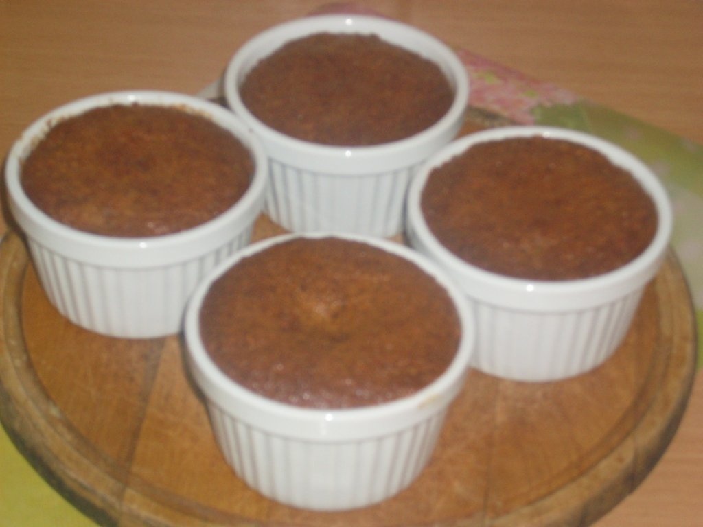 Briose cu smochine , nuca si stafide galzurate cu ciocolata amaruie si frisca