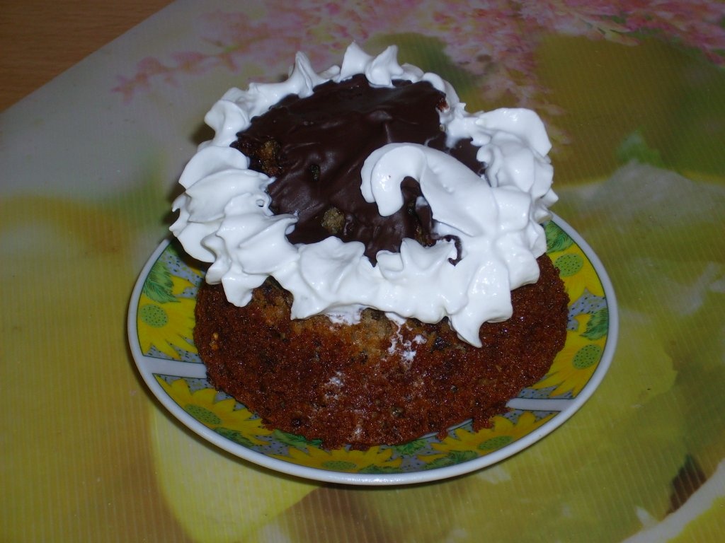 Briose cu smochine , nuca si stafide galzurate cu ciocolata amaruie si frisca